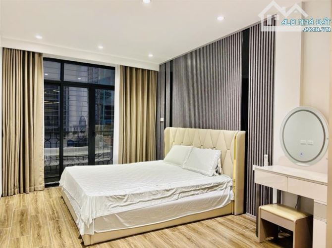 bán nhà 7 tầng thang máy , dt 40m - 3