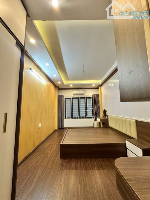 BÁN NHÀ TRUNG KÍNH – 32M² – 6 TẦNG – 3 NGỦ KHÉP KÍN – GIÁ 7.2 TỶ – NGÕ THÔNG 3M - 4