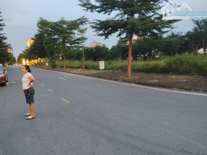LÔ GÓC 3 MẶT THOÁNG .TẠI NGÃ TƯ KHU ĐẤU GIÁ ÂU CƠ .DT 103M2 GIÁ CHỈ 9.3 TỶ.CÓ THƯƠNG LƯỢNG - 4