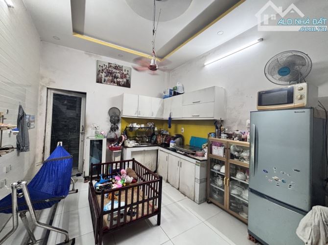 HẠ 700 TRIỆU , Giá còn : 8 tỷ ( thương lượng trực tiếp chủ ) - Diện tích : 105m2 - 4