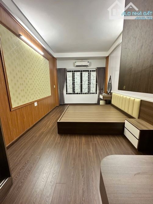 BÁN NHÀ TRUNG KÍNH – 32M² – 6 TẦNG – 3 NGỦ KHÉP KÍN – GIÁ 7.2 TỶ – NGÕ THÔNG 3M - 5