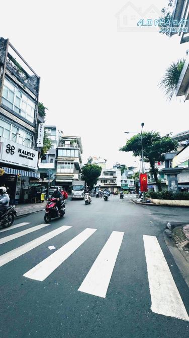 GÓC 2 MẶT TIỀN NGAY VÒNG XOAY, CHÍNH CHỦ LÂU ĐỜI GÓC 2 MẶT TIỀN NGANG RỘNG 8m - 4 TẦNG DT - 5