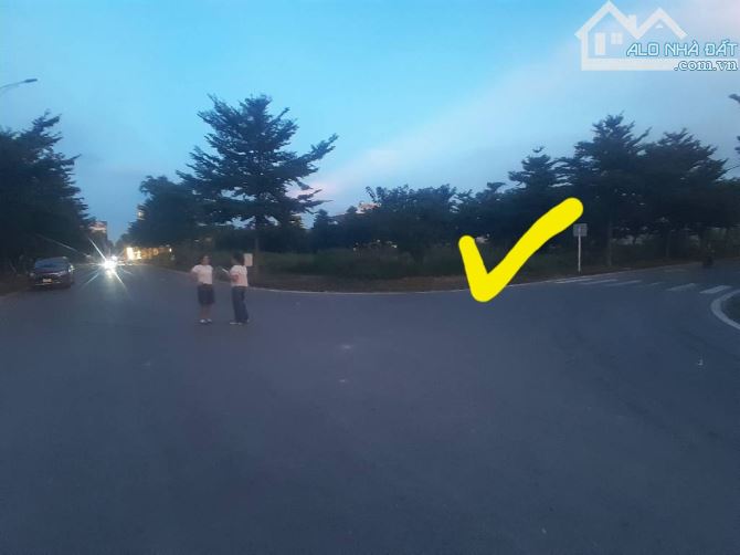 9.5 tỷ/103 M2/ 23 M tiền/ Lô Góc/ Ngã Tư/khu Đô thị Phố Hồ - 5