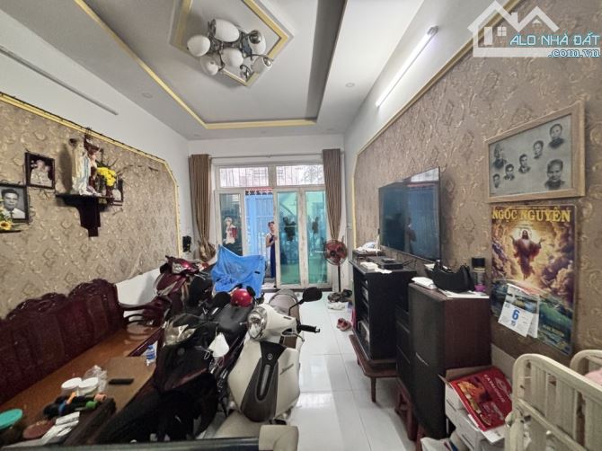 HẠ 700 TRIỆU , Giá còn : 8 tỷ ( thương lượng trực tiếp chủ ) - Diện tích : 105m2 - 5