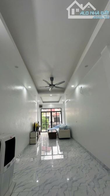 Cho thuê nhà mặt phố Chùa Láng, DT 54m2x4 tầng, MT 3m, Giá 60tr - 5