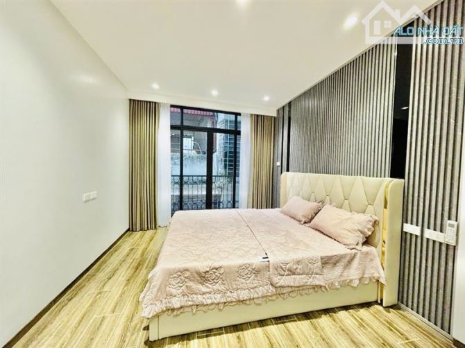 bán nhà 7 tầng thang máy , dt 40m - 5