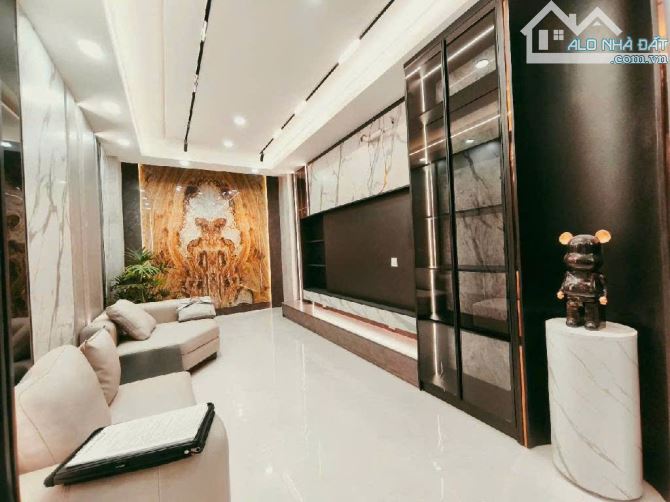 NHÀ ĐẸP LÒ ĐÚC - 6 TẦNG THANG MÁY - 5 PHÚT LÊN HỒ GƯƠM