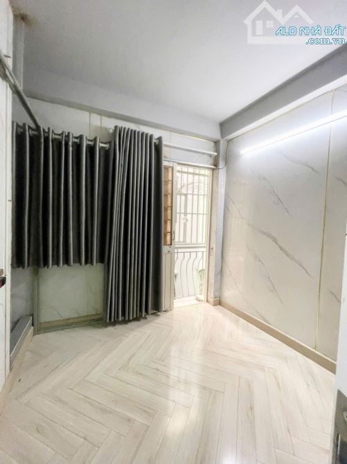 NHỈN 2T_TRUNG TÂM Q1 - TRẦN KHẮC CHÂN _SÁT MT LỚN - 5