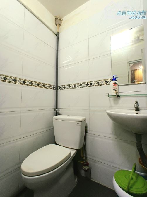 Nhà Hẻm 4M Giá 5 Tỷ 4 Cực Hiếm Sát MT Đường Võ Văn Kiệt P.1 - DT 30M2 (3mX10m) 3 Tầng - 6