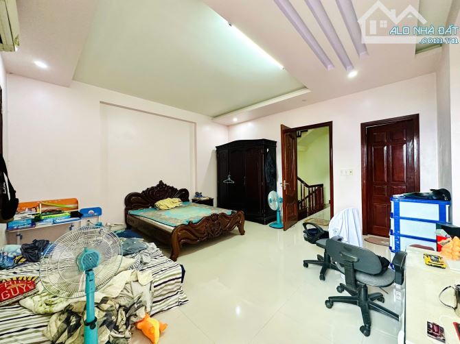 Mặt đường Đằng Hải. Diện tích: 110m x 4,5 tầng. Giá 11.2 tỷ - 6