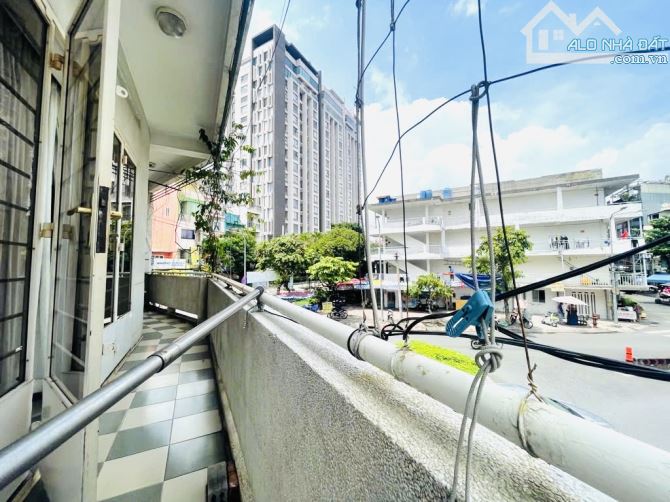 GÓC 2 MẶT TIỀN NGAY VÒNG XOAY, CHÍNH CHỦ LÂU ĐỜI GÓC 2 MẶT TIỀN NGANG RỘNG 8m - 4 TẦNG DT - 7