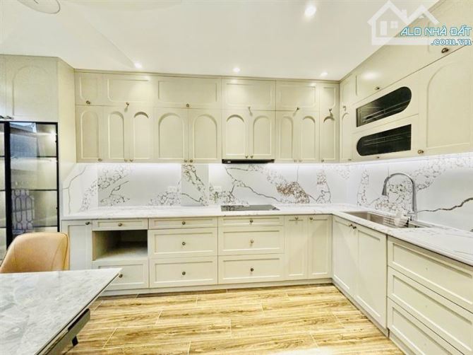 bán nhà 7 tầng thang máy , dt 40m - 7