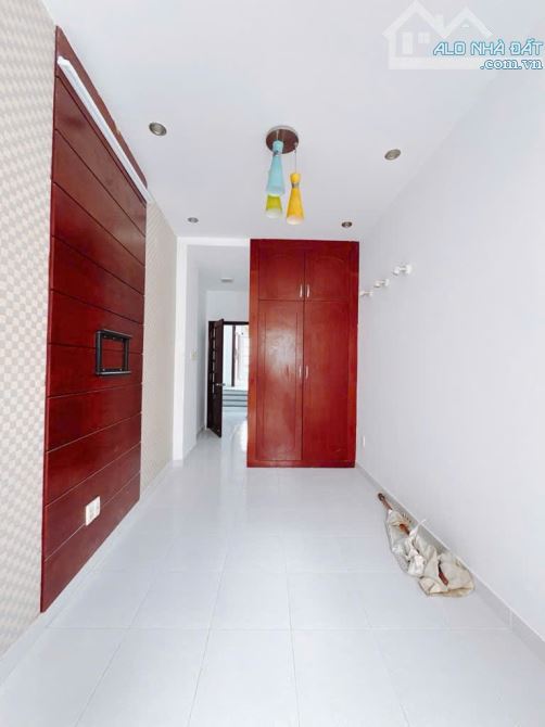CĂN HỘ DỊCH VỤ CÓ 5 TỶ  TRUNG TÂM Q4 HẺM XE HƠI NGANG 5M - 7