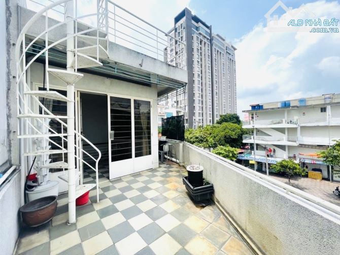 GÓC 2 MẶT TIỀN NGAY VÒNG XOAY, CHÍNH CHỦ LÂU ĐỜI GÓC 2 MẶT TIỀN NGANG RỘNG 8m - 4 TẦNG DT - 8