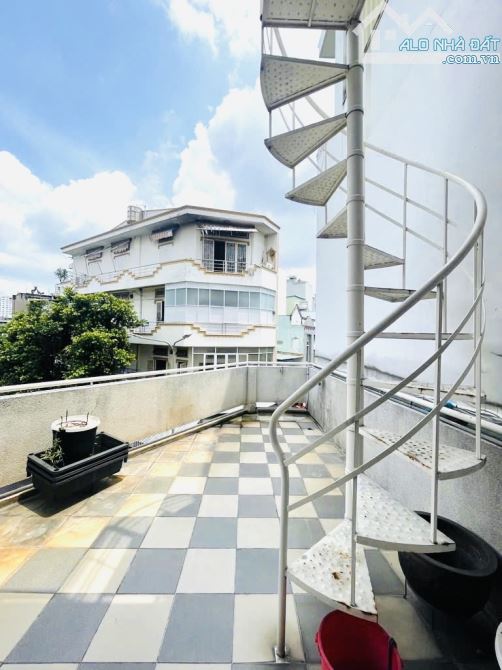 GÓC 2 MẶT TIỀN NGAY VÒNG XOAY, CHÍNH CHỦ LÂU ĐỜI GÓC 2 MẶT TIỀN NGANG RỘNG 8m - 4 TẦNG DT - 9