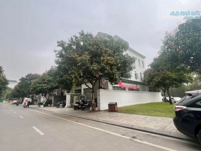Bán biệt Thự  Quận Long Biên, 176m2, 4 tầng, mặt tiền 30m, giá 58 tỷ - 9