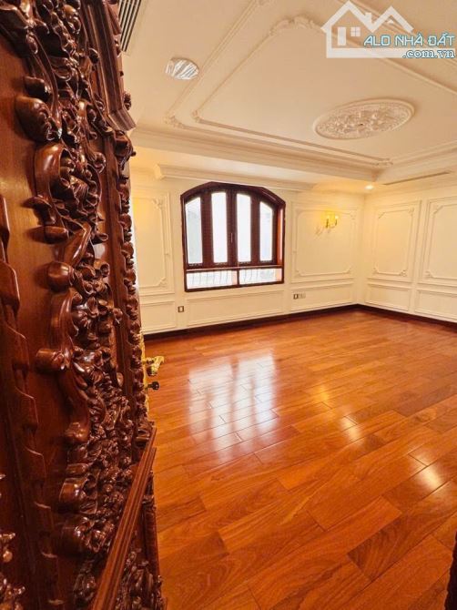 Villa đẳng cấp hoàng gia, full gỗ. Đường số 4, Cityland Nguyễn Thị Thập. 390m2, ngang 15m - 9