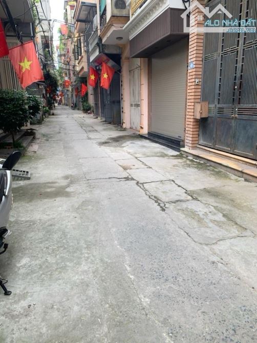 Bán nhà dân xây 42m2 Đền Lừ. Phân lô, ngõ thông, ô tô tránh dừng đỗ, vào nhà