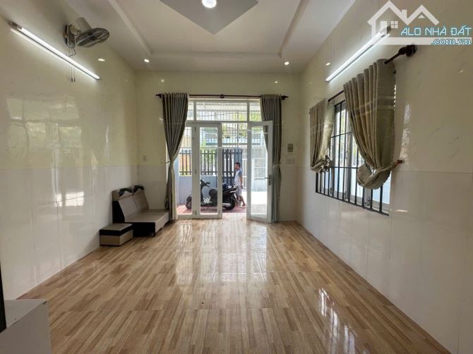 Cần bán nhà 1 trệt 1 lầu tại khi dân cư Hòn Thơm, Vĩnh Ngọc (Tây Nha Trang), giá 2,3 tỷ.