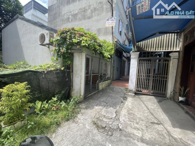 Bán đất phúc lợi, ngõ to, gần phố, tặng nhà c4 cho thuê
