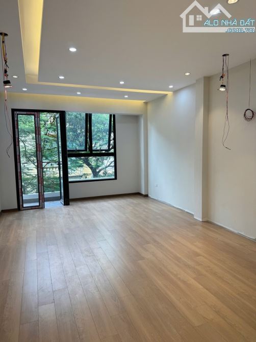 Bán nhà Hoàng Cầu 70m2 nhà đẹp ngõ ô tô tránh 5 tầng thang máy 27.9 tỷ