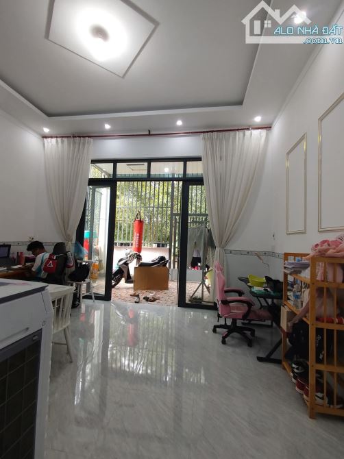 Nhà 950 triệu đi bộ ra chợ Thạnh Phú , gần Ủy ban Phường Tân Triều