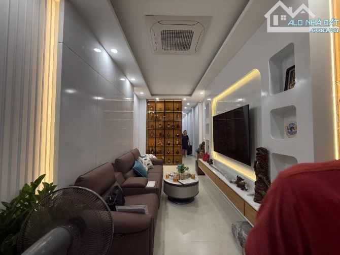 Thịnh Quang - Đống Đa . Ô tô tránh . Kinh doanh . 5 tầng thang máy