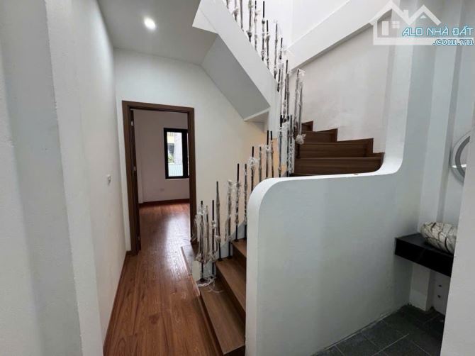 CẦU GIẤY - GẦN Ô TÔ - GẦN PHỐ - NHÀ ĐẸP Ở LUÔN