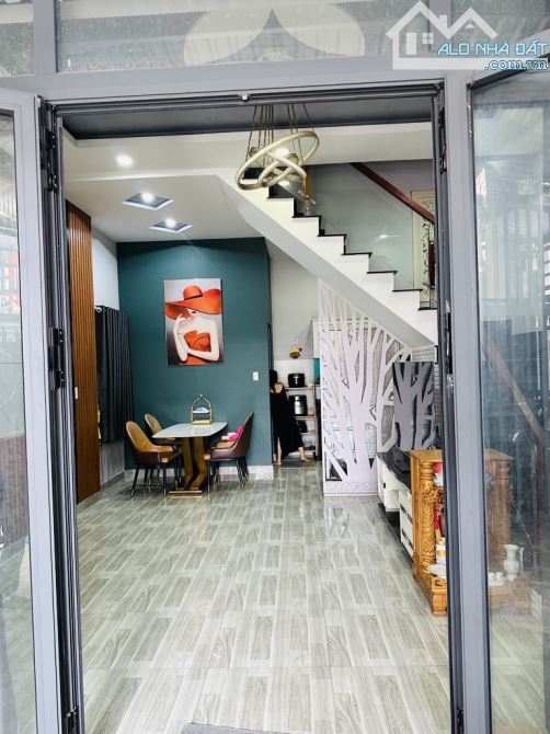 NHÀ 2 TẦNG, 180m2 , MẶT TIỀN KINH DOANH – VỪA Ở VỪA CHO THUÊ 22 TR/ THÁNG – PHÚ HỮU