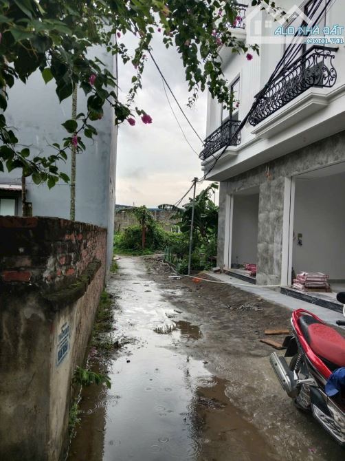 cần bán căn nhà độc lập 2 tầng lô góc tại ngõ thành tô tràng cát. - Diện tích 62m lô góc t