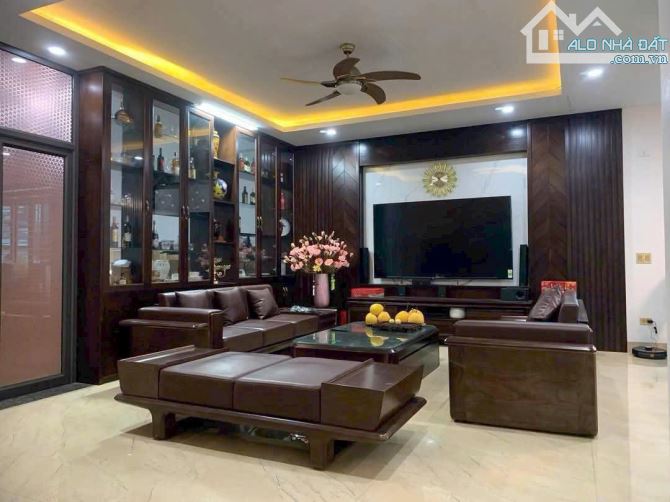 CẦN BÁN CĂN NHÀ SIÊU RỘNG,KINH DOANH, MẶT PHỐ QUANG TRUNG. DT 304M2, MT 6,2M HẬU 15M.