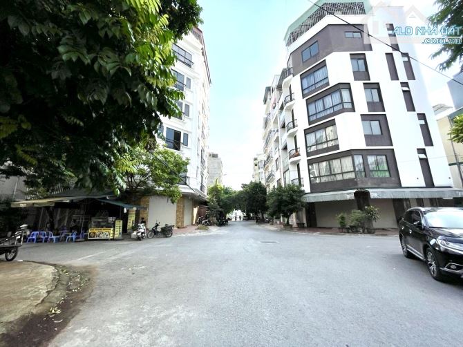Chính chủ bán nhà phân lô bàn cờ- THANG MÁY- View 2 mặt thoáng- xây mới nội thất xịn