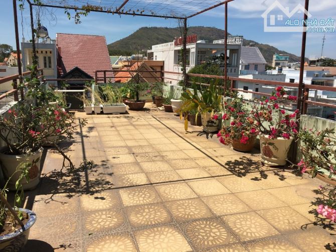 BÁN NHÀ 1 TRỆT 2 LẦU MẶT TIỀN TRƯƠNG CÔNG ĐỊNH, GẦN VÒNG XOAY NGÃ SÁU