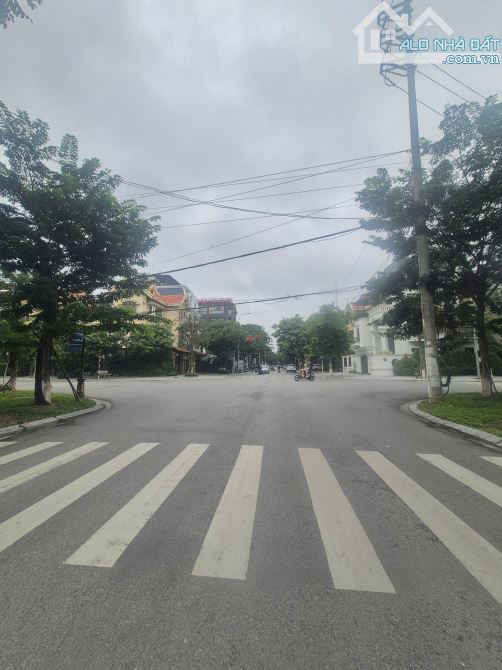 Biệt thự 3,5 tầng Hai Bà Trưng DT 128,2m2 , MT 9m, Hướng ĐN, Giá 26,