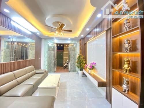 Bán nhà phố Thanh Lân 31m 5 tầng, full nội thất, ô tô tải đỗ cổng, giá 5,2 tỷ
