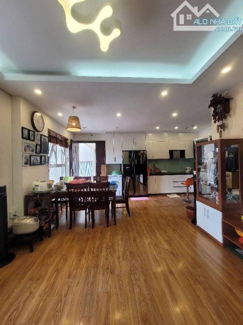 Bán căn hộ chung cư brerive Nguyễn Văn Cừ 88 m tầm trung nội thất 5 sao