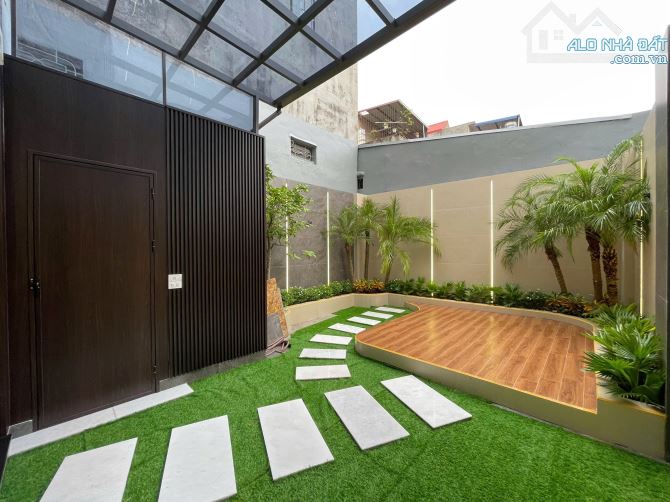 Nhà mặt đường xây mới độc lập có thang máy tại Lê Chân