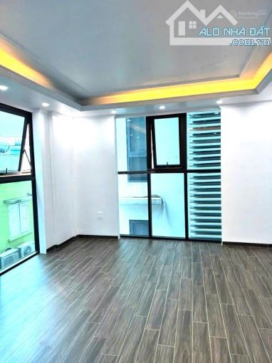 Cho thuê liền kề Cầu Diễn 6 tầng, thông sàn, thang máy, oto tải đỗ tránh.