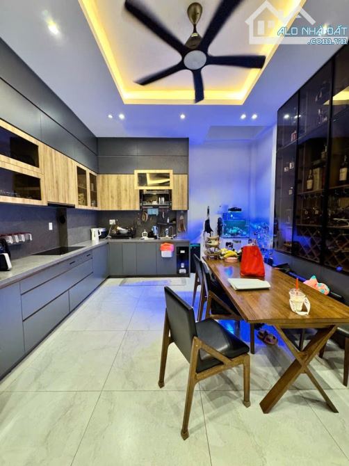 BÁN NHÀ 5 TẦNG MỚI ĐẸP-DT 61M2 6 PHÒNG NGỦ KHÉP KÍN- Đ NGUYỄN VĂN CÔNG - Nhà hiện trạng mớ