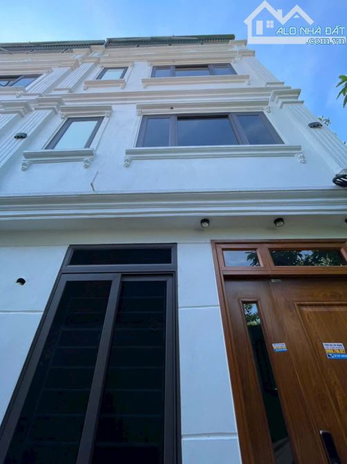 NHÀ ĐẸP CHÚC SƠN, Ô TÔ ĐỖ CỬA, 4Tx32m2 , CÁCH QL6A, KĐT LỘC NINH 500M. GIÁ 3.05 TỶ
