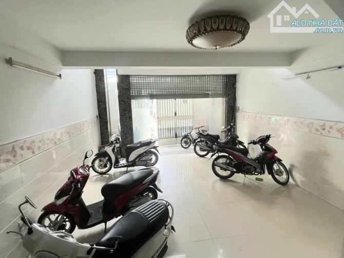 CHỦ NGỘP BANK CẦN BÁN GẤP NHÀ ĐẸP 5 TẦNG- HXH LƯU CHÍ HIẾU - TÂN PHÚ-DT 80M- NGANG HIẾM 5M