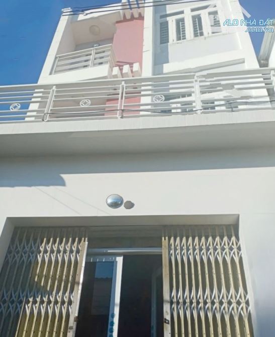 CÁCH  MẶT TIỀN VÀI BƯỚC CHÂN. NHÀ 3 TẦNG.86M2.NỞ HẬU.5PN.ĐANG CHO THUÊ 10TR/TH.4,65TỈ