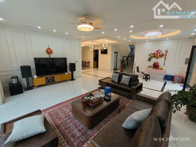 Biệt thự giữa phố, nhà đẹp Nguyễn Ngọc Vũ, 2 ô tô tránh, KD, gara, MT7.5m, 140m2