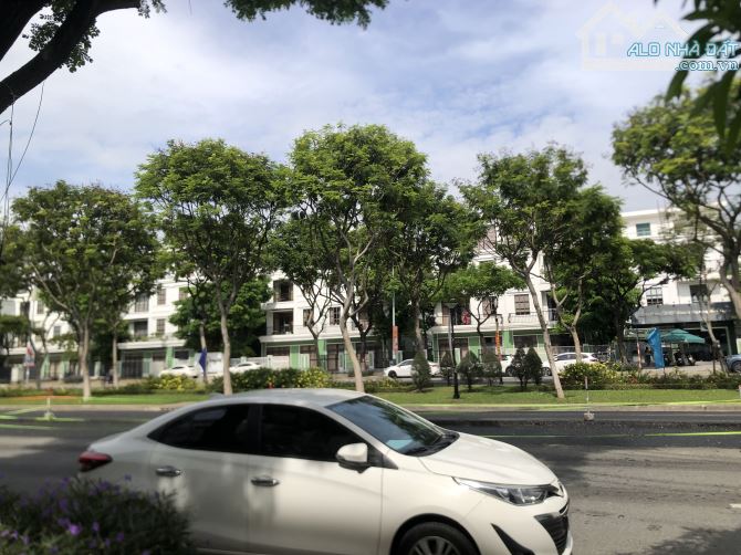 Ô tô đỗ cửa đường Nguyễn Chánh , Hoà Minh, Liên chiểu 4.x đi