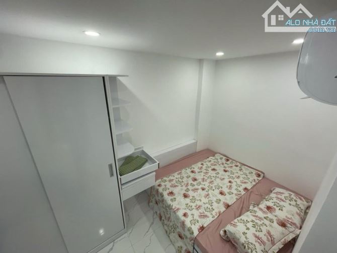 Dương quảng Hàm 6 tầng thang máy 15 phòng 50m Mt4m giá 15.5 tỷ