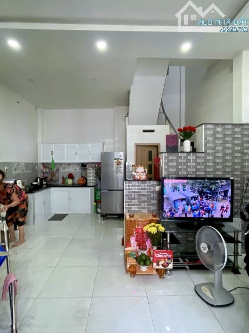 Bán Nhà Gần Chợ Tân Hương - DTSD 70m2 - Chỉ 3.9 Tỷ