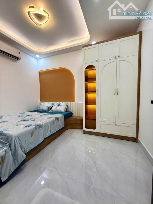 Chỉnh nhỉnh 6 tỷ có ngay nhà 4 tầng - góc 2mt hxh Đồng Đen, Tân Bình - 4 Phòng ngủ