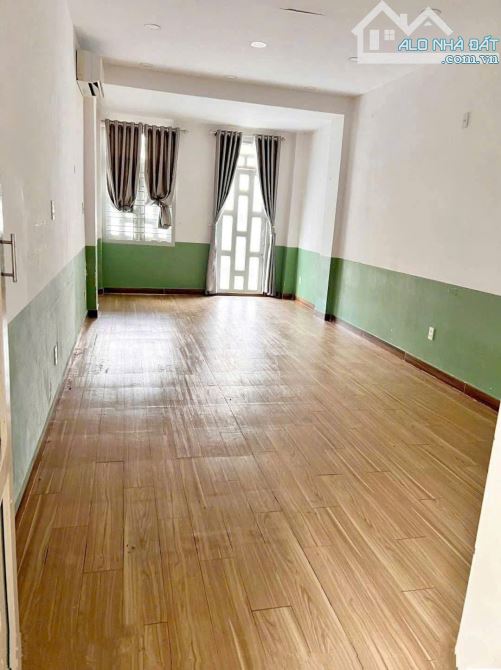 Nhà 3 Lầu (3PN, 3WC), 5x10m, 670/2A Lê Hồng Phong Q10 (gần góc 3/2)