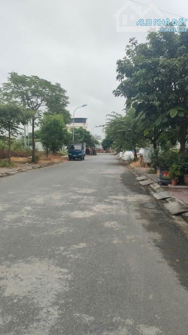 ⛳Bán Đất DCDV Chu Mẫu 2, Vân Dương, Nhìn Sân Bóng, Mt 5m Dt 90m2 Giá 5.3 Tỷ