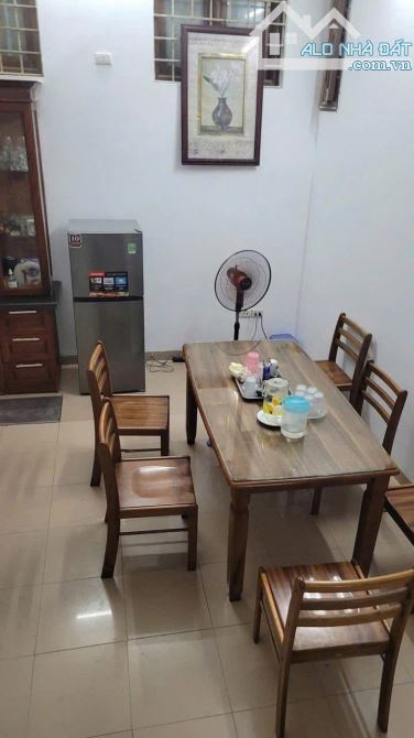 Cho thuê nhà ngõ đường Láng dt 50mx 4 tầng, 5PN, 13tr/th, đủ đồ